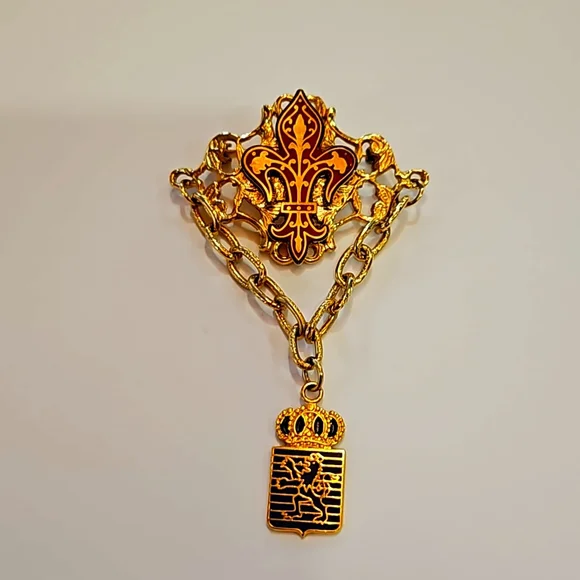 RED FLEUR DE LIS ENAMEL CROWN BROOCH VINTAGE Unmarked CROWN TRIFARI - Picture 1 of 4